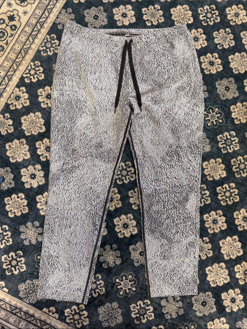 Lululemon women’s drawstring cropped pant